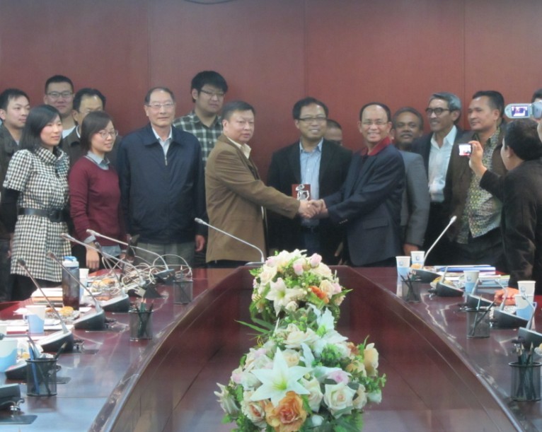 北京中水科領(lǐng)導(dǎo)及其員工與印尼代表團合影 北京中水科領(lǐng)導(dǎo)及其員工與印尼代表團合影